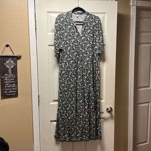 Max Studio shirt sleeve maxi dress green/gold/white/blue print. Gently worn 1x